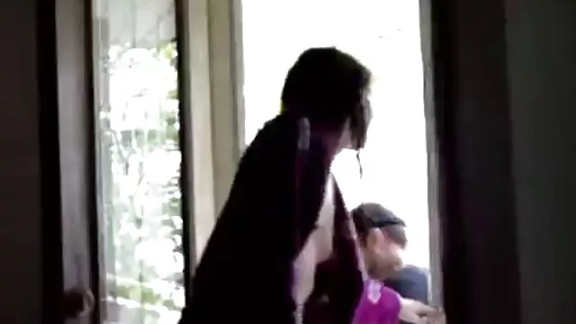 彼女は彼女の耳にスマートであり、彼女の友人に伝えるセックスが大好きです av 無料 女性 向け
