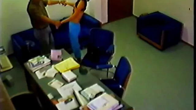 青い目の女の子が誤って寝室にステップし、彼が振るのを見た 女性 用 アダルト 動画 無料