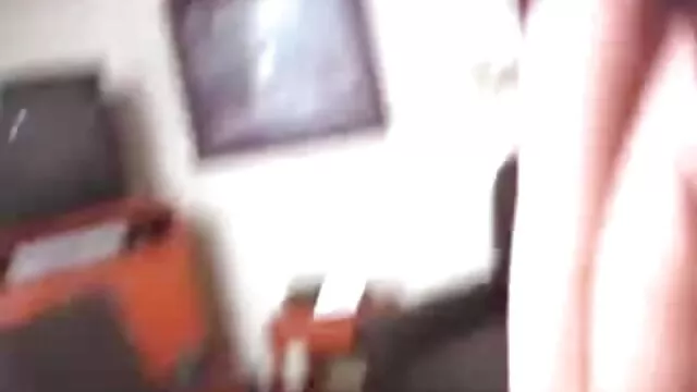 彼女はバスルームの母親の部屋にいて、パートナーです 女性 用 動画 電マ