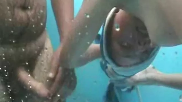 バス停に座っている女の子 エッチ 動画 女性 向け