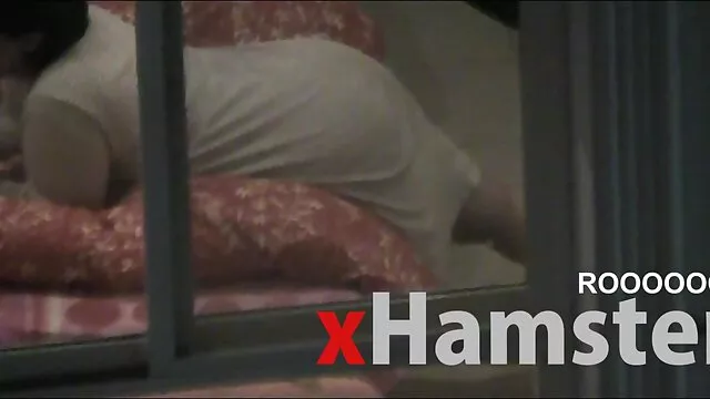 女の子Demellzaは服を脱ぎ、ソファの上に横になることを要求します 女 用 av 動画