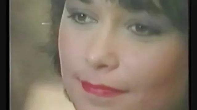 彼は彼の足を上げ、微笑んだ 女 用 av 動画